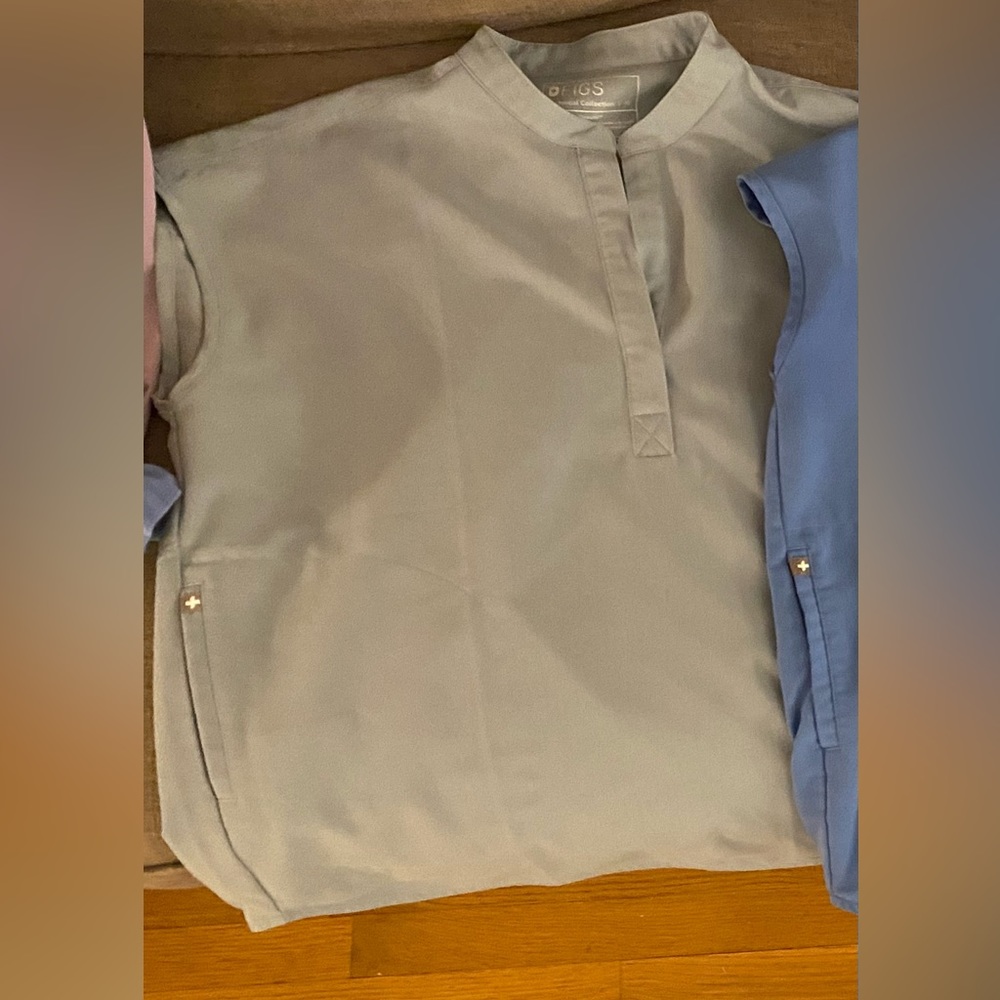 FIGS Rafaela top - Medium - Powder Blue